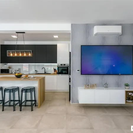 Lea Magdalena Вилла *