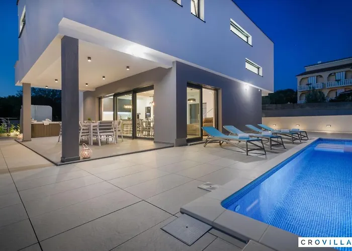 Lea Magdalena Villa *